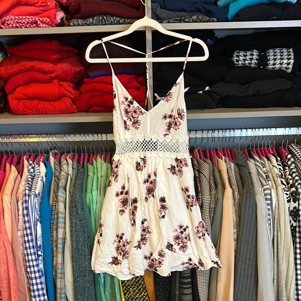 Forever 21 white/purple floral v neck open back crochet waistband dress size L